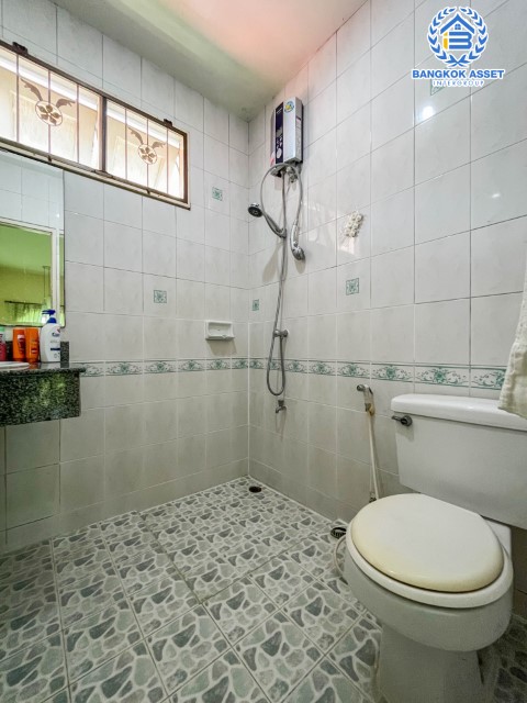 *****บ้านเดี่ยวมือสองย่านกรุงเทพฯ ม.วราภิรมย์ สุขาภิบาล5 เนื้อที่กว้างขวางถึงเกือบ 53 ตร.ว. ฟังก์ชัน 3 ห้องนอน 3 ห้องน้ำ 2 ที่จอดรถ บนทำเลเชื่อมต่อถ.รามอินทรา ถ.สายไหม และถ.พหลโยธิน ใกล้สนามบินดอนเมือง, ทางด่วน "รามอินทรา" และรถไฟฟ้าสายสีเขียว "สถานีสายหยุด"